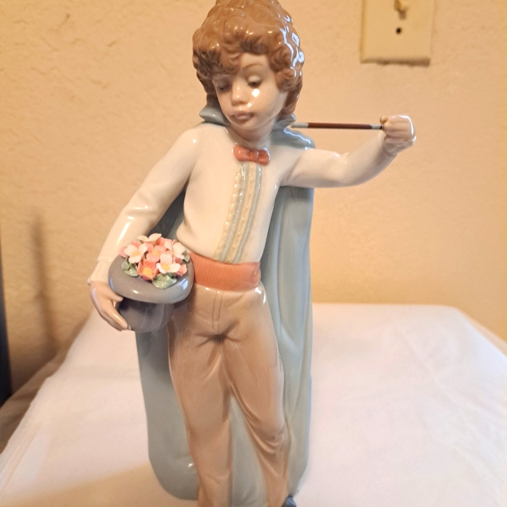 Excellent  Lladro  Presto 5759 boy magician with wand figurine